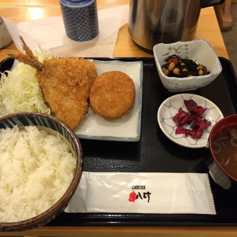 鯵フライとコロッケ定食(炭火焼き鳥 串八珍 大手町ファーストスクエア店)