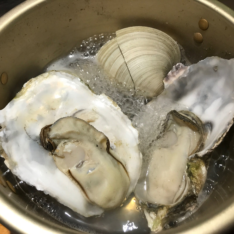 白ハマグリと牡蠣のガンガン焼き(石狩川 （いしかりがわ）)