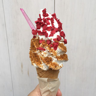 ミルクソフトクリーム ラズベリークリスピー ＆ キャラメルナッツ(Groovy Ice Cream GUFO)