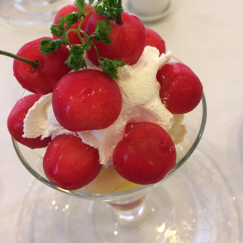 さくらんぼたっぷりパフェ(フルーツサロン ベニマン 神戸元町本店)