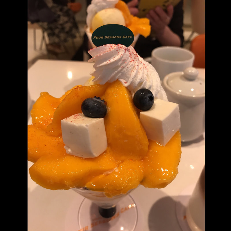 季節のパフェ（マンゴー）(フォーシーズンズカフェ （FOUR SEASONS CAFE）)
