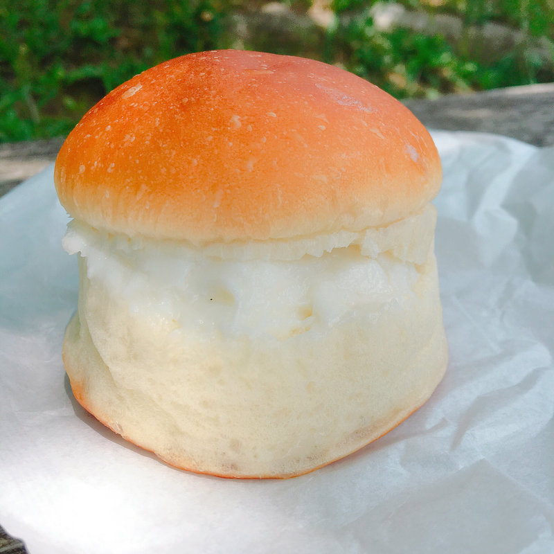 美山牛乳を使ったミルククリーム(カメオカハサムコッペパン )
