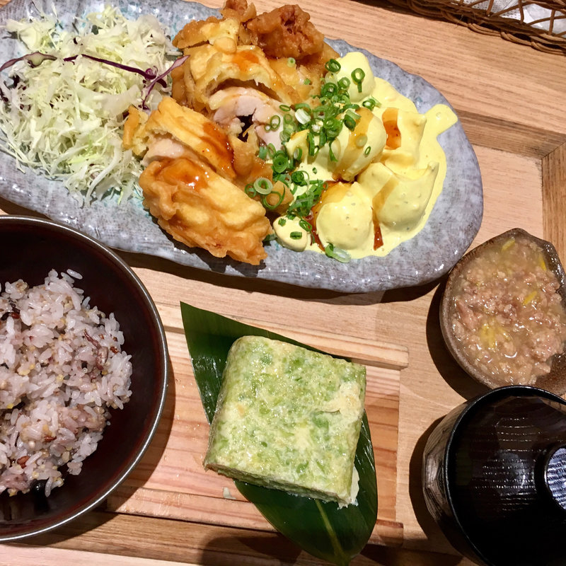 塩水漬け鶏もも肉のチキン南蛮(鳥と卵の専門店 鳥玉 中城店)