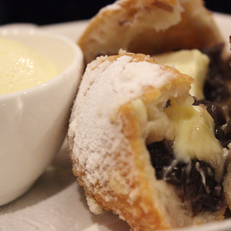 カマンベールチーズ入りときわ軒特製あんぱん バニラアイス添え(とんちゃん焼 ときわ軒)