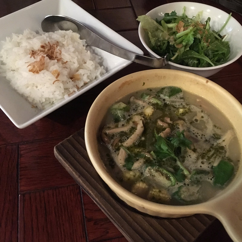 地鶏とココナッツミルクのグリーンカレー(ベトナムビストロ asiatico（アジアティコ）)