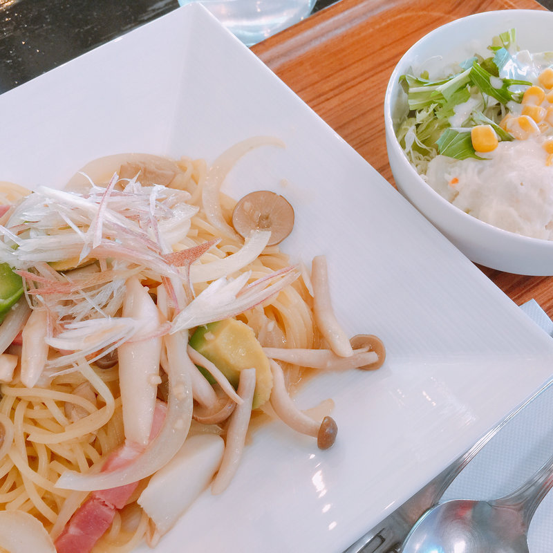 きのことアボカドの和風パスタ(ローシャ 長久手店)