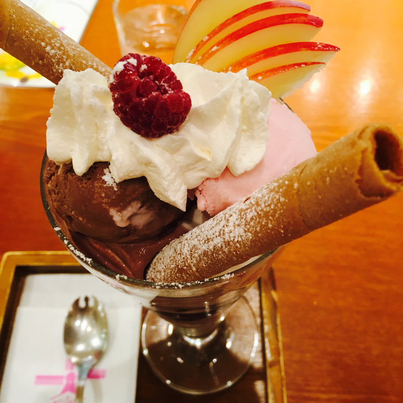 白雪姫パフェ♡(カフェ 風車 広島アッセ店 （フウシャ）)