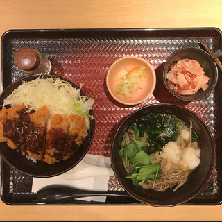  特製ソースチキンかつ丼と温蕎麦 お新香(大戸屋 国分寺南口店 )