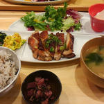 鶏肉の黒ごま七味焼き定食(おぼんdeごはん KITTE博多店 （オボンデゴハン）)