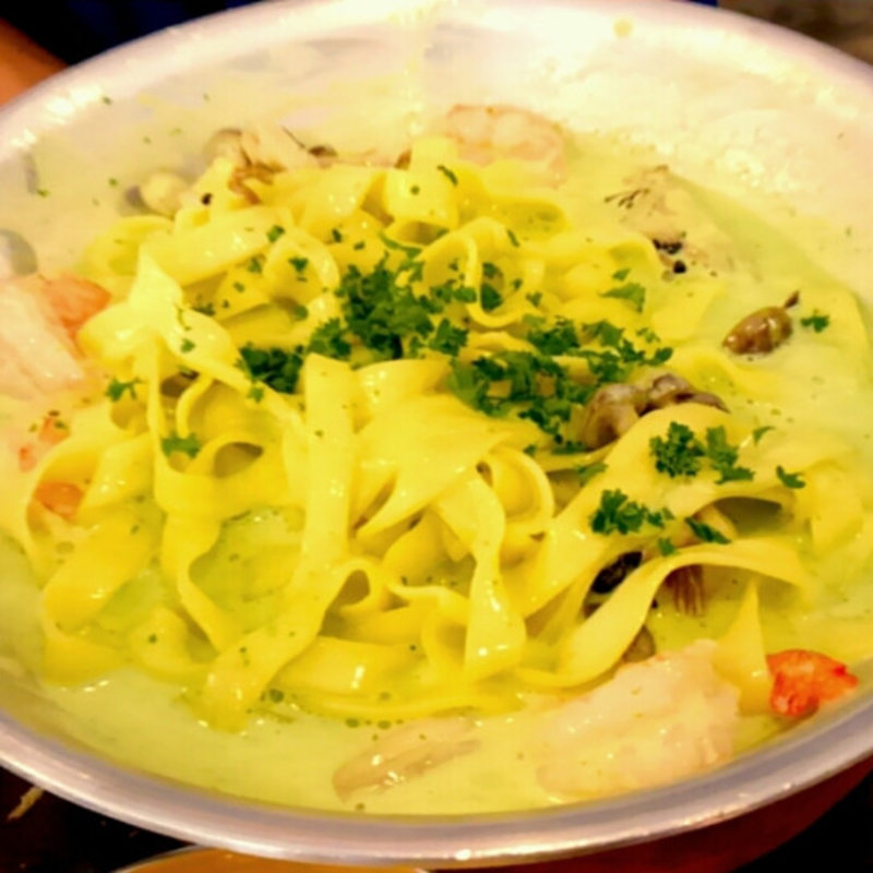 小海老としめじのバジルクリームソースパスタ(白のフライパン)