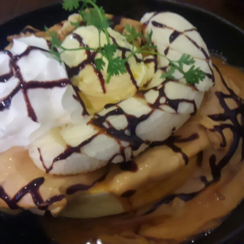 ナッティーバナナと塩キャラメルとチョコレートのWソース(白のフライパン)