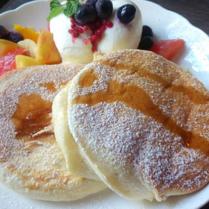 たっぷりフレッシュフルーツ&ベリーのふわふわパンケーキ(Cafe del SOL)