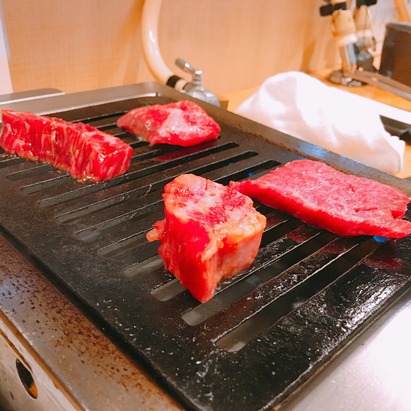 牛ハラミ、マクラ(立ち喰い焼肉 治郎丸 渋谷店)