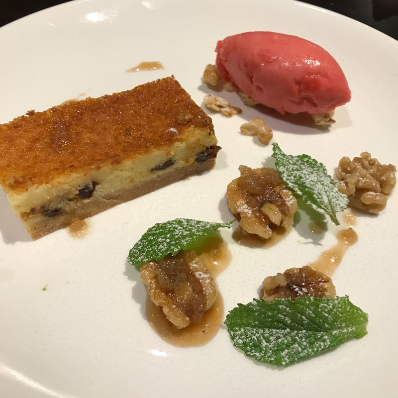 リコッタチーズのケーキ ジェラート、メープル風味のクルミ添え(LEGAME)