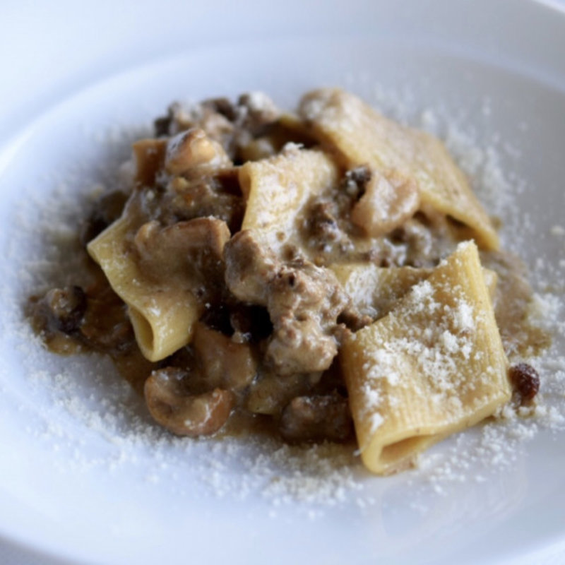 ボンバルドーニ 熟成牛とポルチーニのクリームソース　レーズンのアクセント(BIANCA （ビアンカ）)