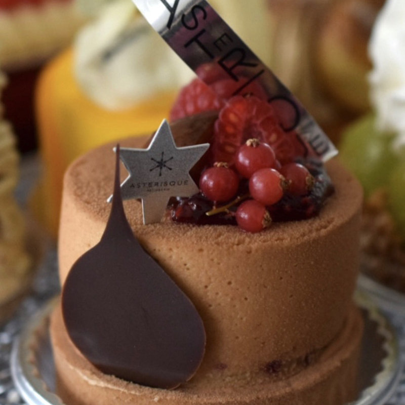 フランス産の栗を使用したマロンムースとコンフィチュールルージュのケーキ(アステリスク)