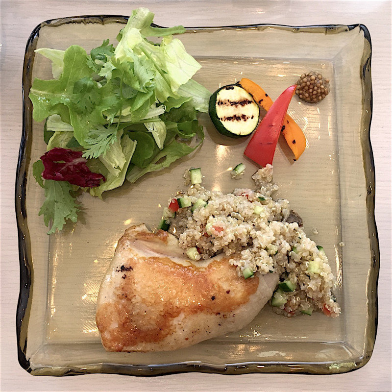 エスニック風鳥もも肉のコンフィ キヌア添え(REST )