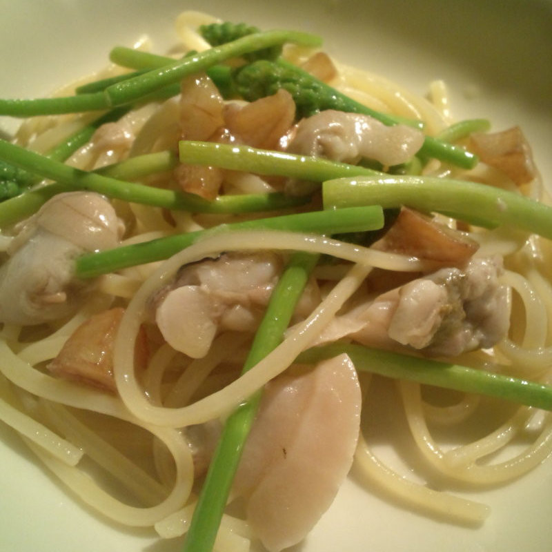 野生のアスパラと、アサリのパスタ(キャンティ西麻布店)