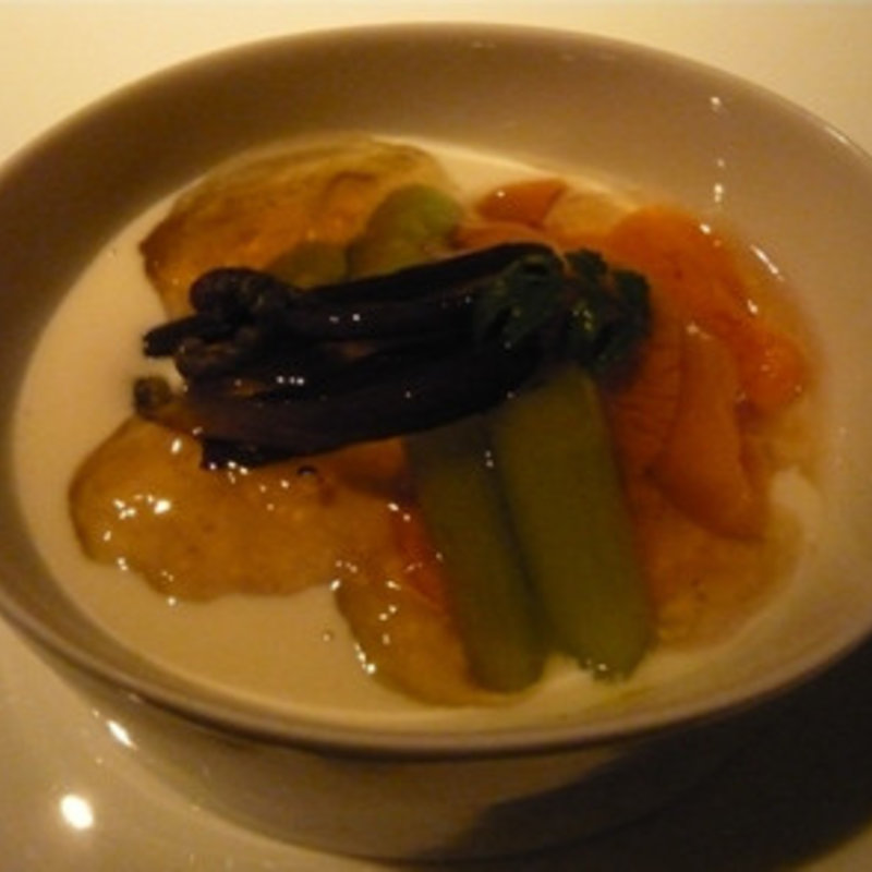 コンソメジュレにウニと山菜(ナルカミ)