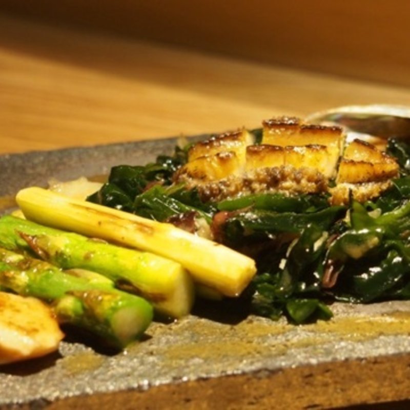 活アワビとアスパラのバター正油(和風鉄板焼 いいさいいさ)