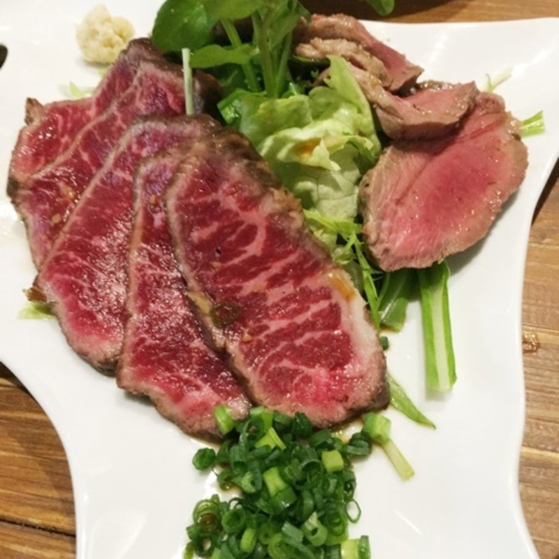 十勝豊西牛と天然エゾ鹿のたたき(あっけし 荻窪店)