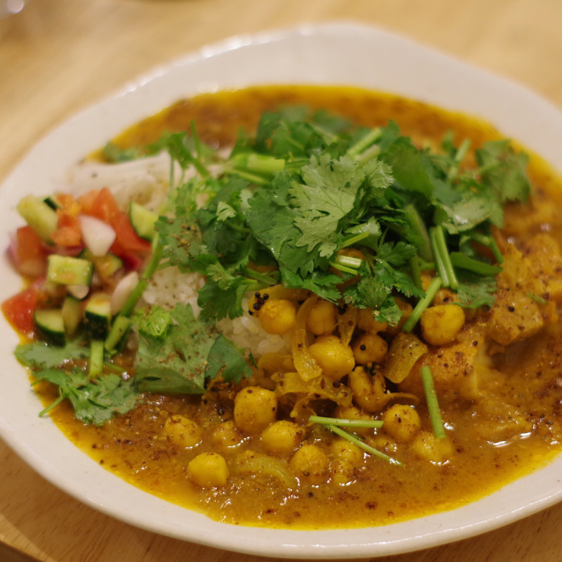 ポークビンダルと厚揚げのカレー カチュンバルのせ パクチー増量(curry phakchi(パクチー))