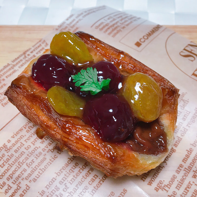 ダークチェリーとラムレーズンショコラ(Boulangerie a bientot 中之島店)