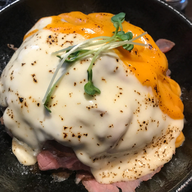 とろけるWチーズ肉丼(焼肉おぜん屋 南陽通り店)