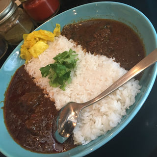 2種あいがけ（ポークビンダルー・メカジキのチェティナッドフィッシュ）(Kangaroo　Court　Decision)