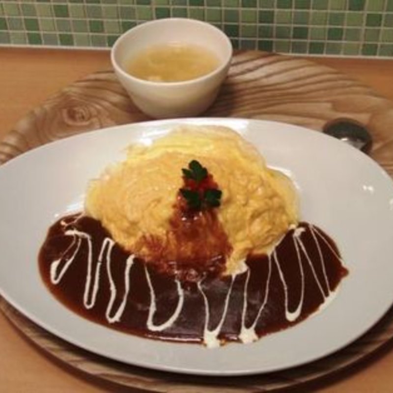 芽ぶきのオムライスとろけるデミグラスソース(森の芽ぶきたまご舎 場外杜の市場 )