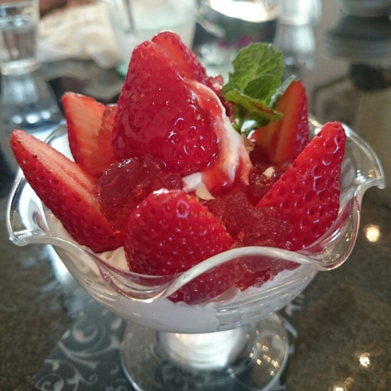 いちごのサンデー(いちごやさんのカフェテラスひらおか)