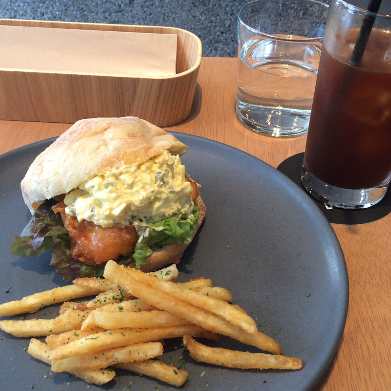 フライドキチンと自家製タルタルソースのチャバッタ(Grain Bread And Brew)