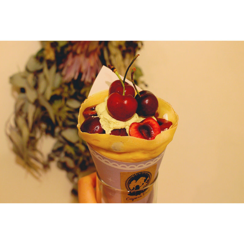 アメリカンチェリーとピスタチオクリーム、薔薇ジャム香るクレープ(Creperie Tirol)