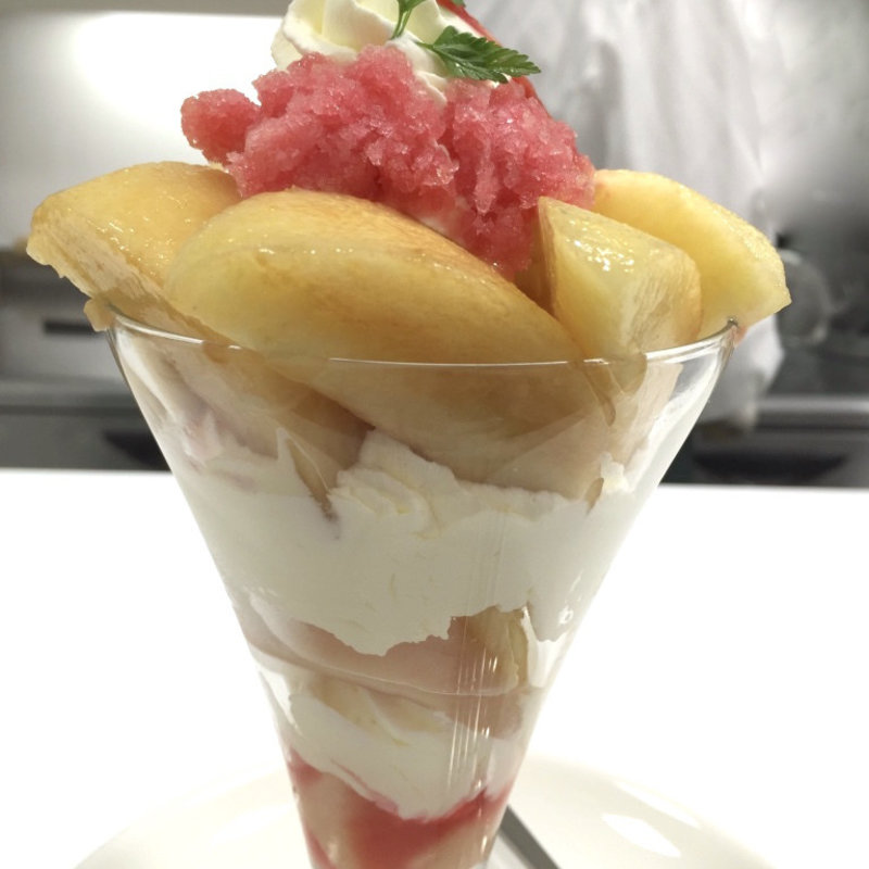 桃のクリームパフェ　すももグラニテ添え(成城Le Fruitier)