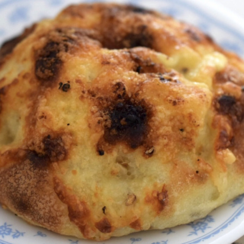 ハード系パンに香り高いチーズの練りこまれたパン(パンデパン 巻カフェレストラン　 )