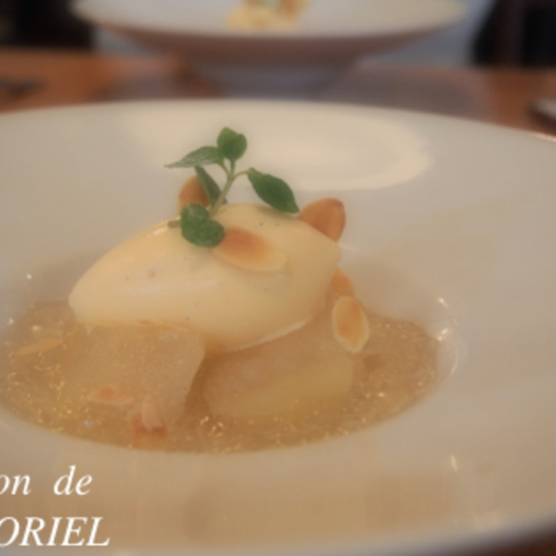 洋なしのコンポート白ワインジュレ乗せ(ビストロシロ)