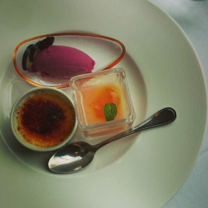 桃のスープと巨峰ソルベ、クレームブリュレ(ボタニカ )