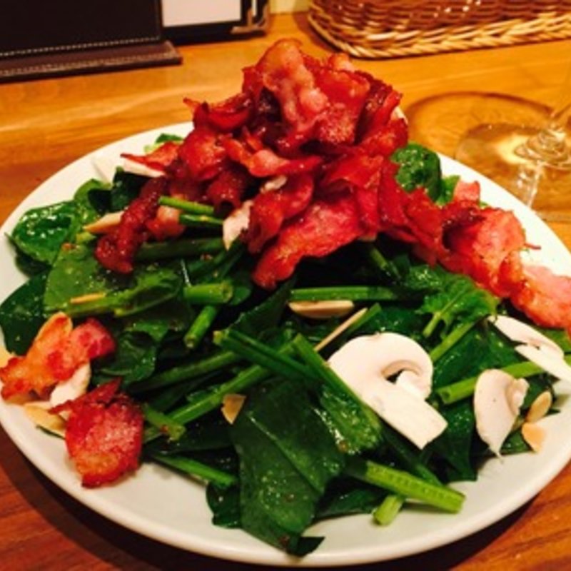 ほうれん草とクリスピーベーコン、アーモンドのサラダ(あじる亭 CALIFORNIA)