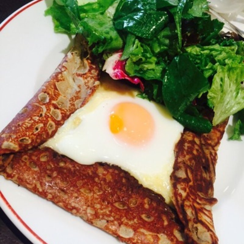 そば粉のクレープ、ガレットです〜サラダ添え(ブラッスリー・ヴィロン 丸の内店)