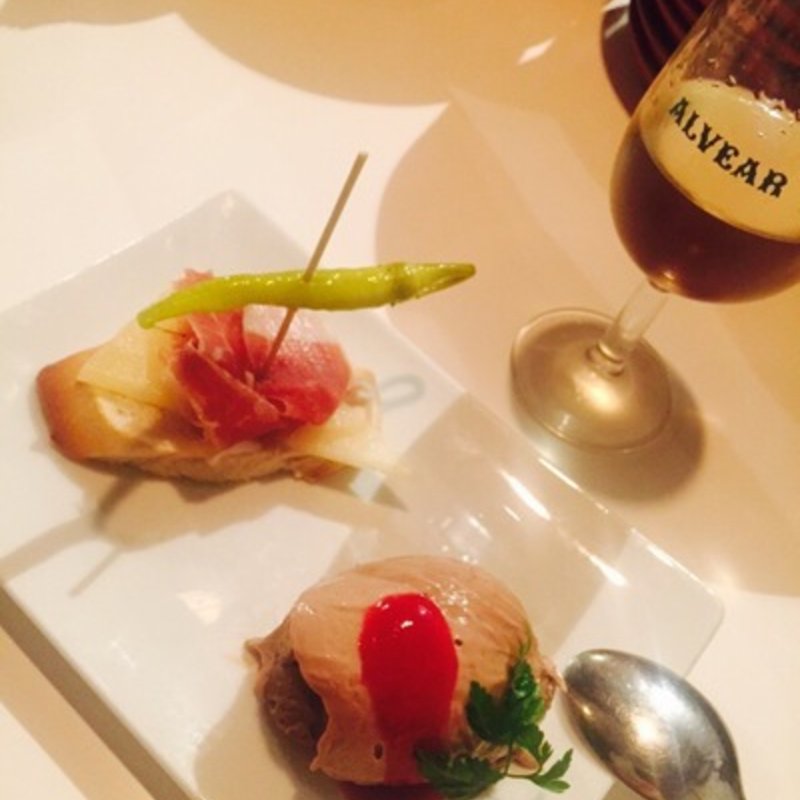 ハラペーニョと生ハム、チーズのブルスケッタにレバームース(エル プエンテ)