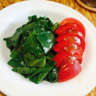 完熟トマトとほうれん草のサラダ(すぱいす )
