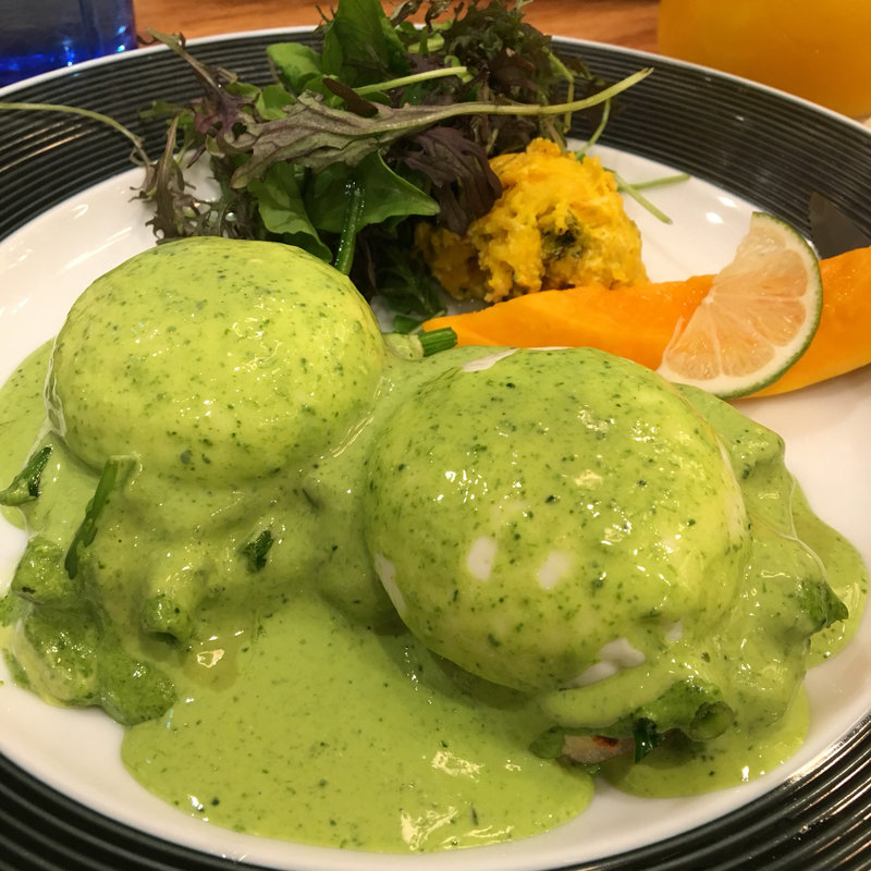 有機ほうれん草のグリーン・エッグベネディクト(Kailua Weekend)