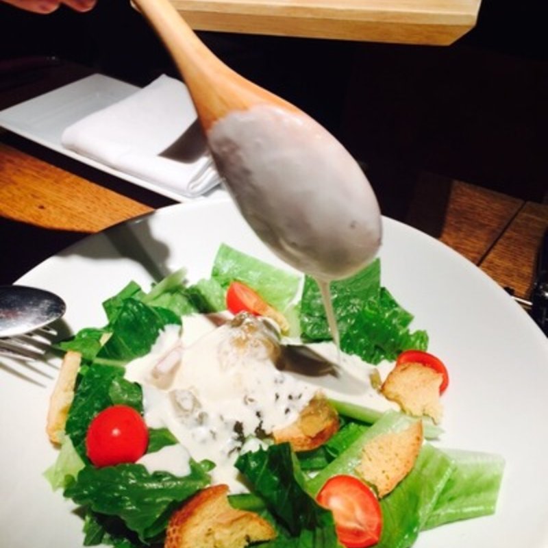 半熟卵とチキンジュレのHOTシーザーサラダ(ビストロ　ヴァンブリュレ 表参道 （Vin Brule）)