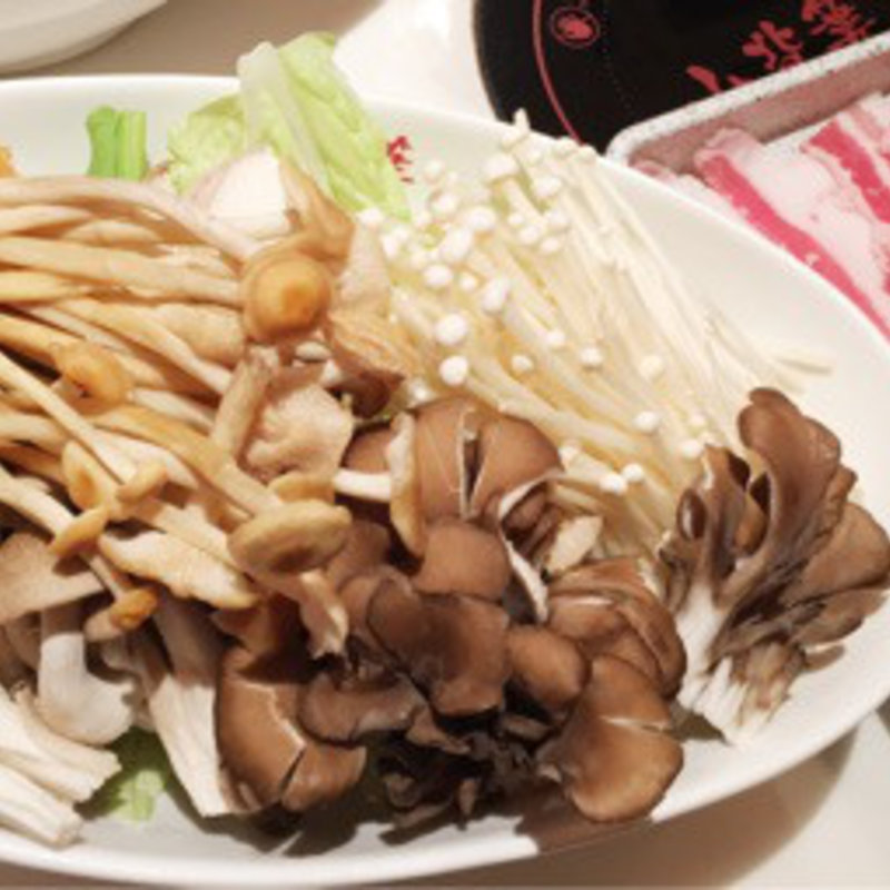 きのこ鍋(小背簍 （ショウベイロウ）)