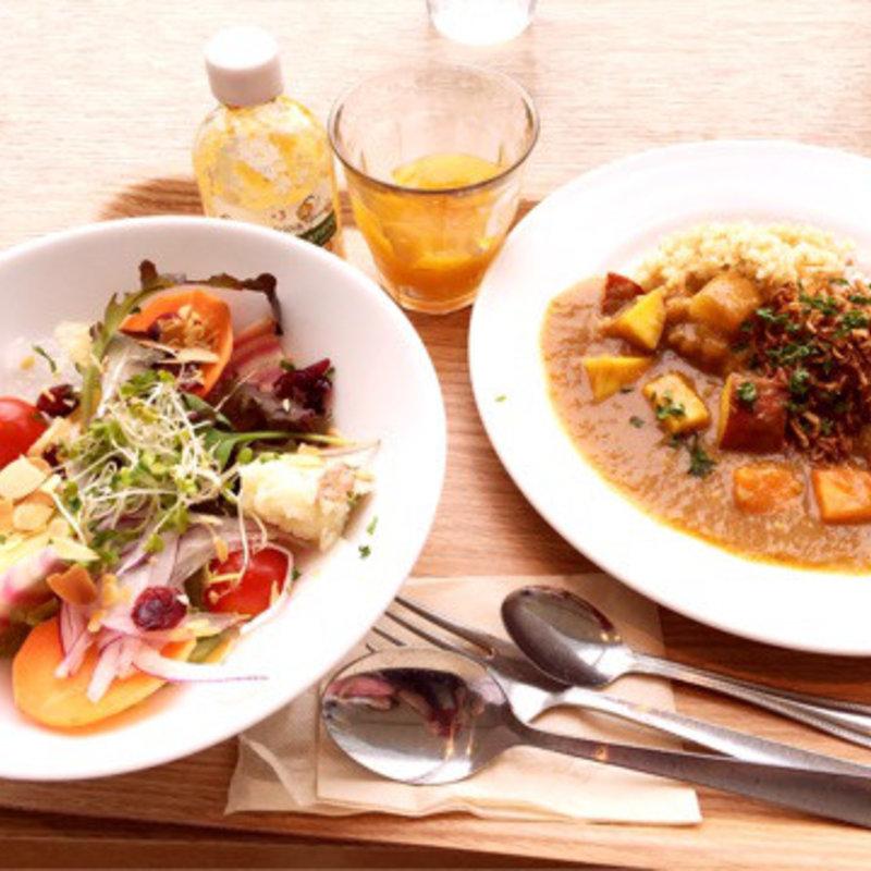 サラダとカレーのハーフ&ハーフ(ukafe)