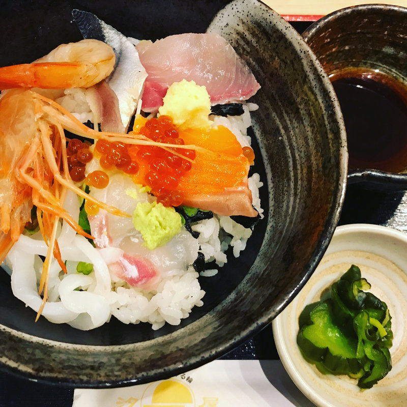 海鮮丼(エキナカ酒場しおや 本店)