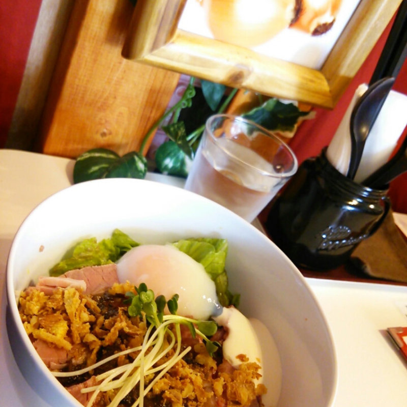 ローストビーフ丼(ファミリーバル たまねぎあたま)