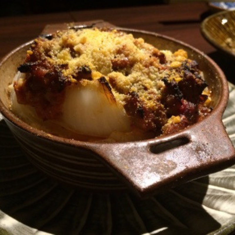 新玉葱と仔羊のチーズ焼(Sakeria 酒坊主)