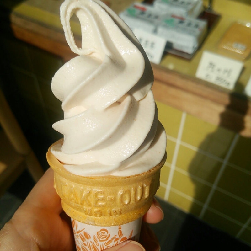 きな粉ソフトクリーム(ナダシンの餅 本店)