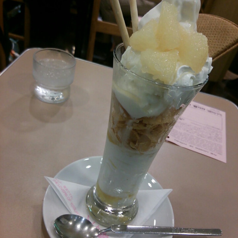 甘夏・グレープフルーツのパフェ(ミルクの旅 三番街店)